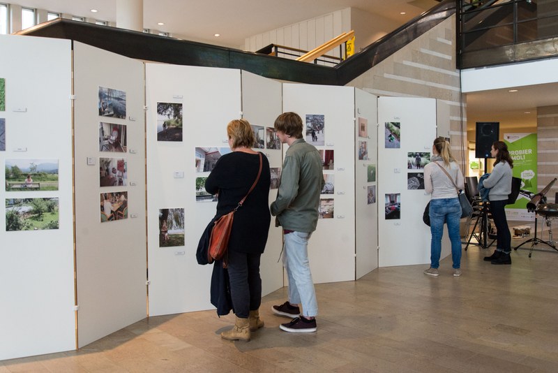 25 Klientinnen und Klienten geben einer Wanderausstellung Einblick in ihr Leben