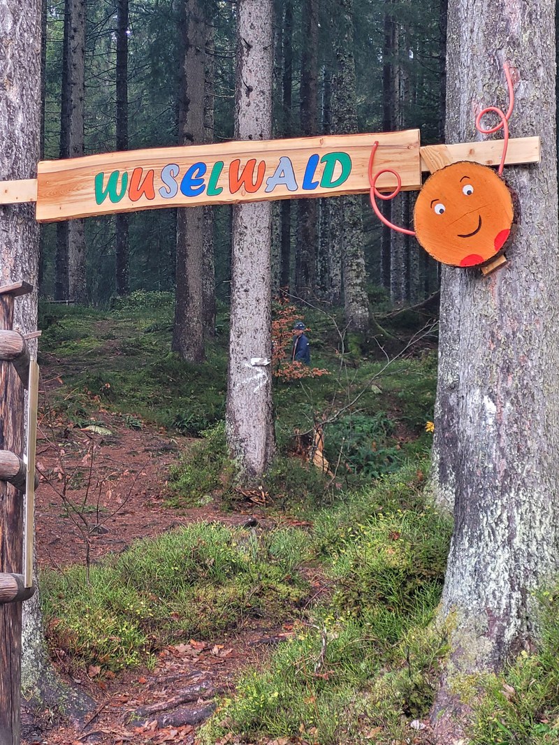 Waldplatz_Eingang.jpg